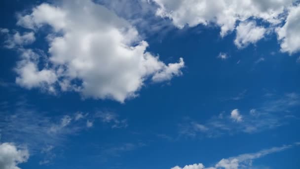 Nuages se déplacent en douceur dans le ciel bleu. Temps écoulé