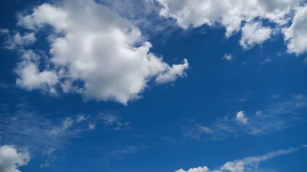 Las nubes se mueven suavemente en el cielo azul. Cronograma — Vídeos de Stock