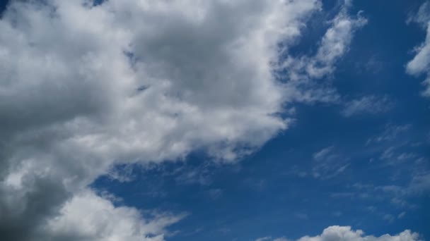 Nuages se déplacent en douceur dans le ciel bleu. Temps écoulé