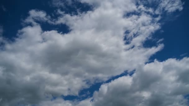 Nuvens se movem suavemente no céu azul. Prazo de validade — Vídeo de Stock