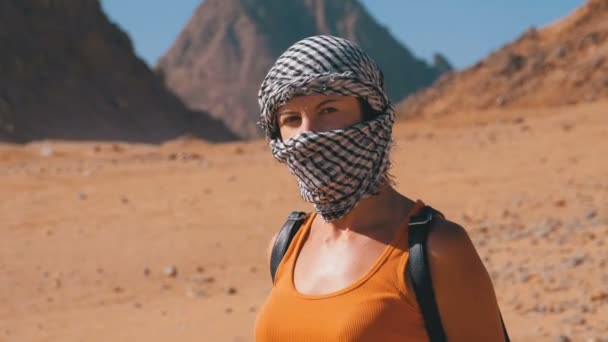 Vrouwen in een Arabische hoofdtooi in de woestijn van Egypte. — Stockvideo