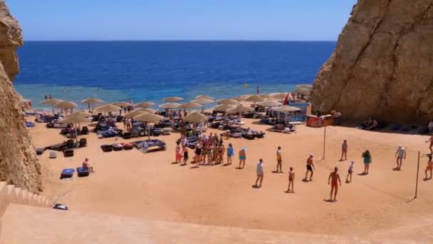 Lidé relaxujte, Hrajte volejbal a Sunbathe na pláži v Egyptě. — Stock video