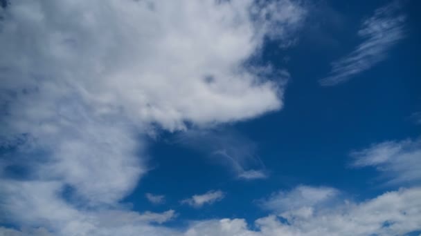 Τα σύννεφα κινούνται ομαλά στον Μπλε Ουρανό. Από 1 Ιανουαρίου μέχρι 31 — Αρχείο Βίντεο