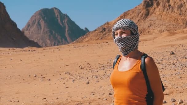 エジプトの砂漠のケフィエの少女. — ストック動画