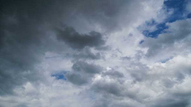 雲は青空の中でスムーズに移動します。タイムラプス — ストック動画