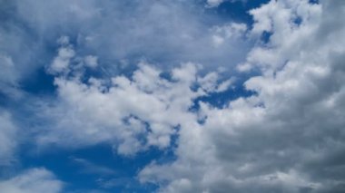 Bulutlar Mavi Gök 'te pürüzsüz hareket eder. Zaman Uygulaması