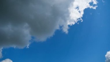 Bulutlar Mavi Gök 'te pürüzsüz hareket eder. Zaman Uygulaması