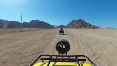 Mısır Çölü 'nde bir avluya binmek. Birinci şahıs görüşü. ATV bisikleti sürüyor.