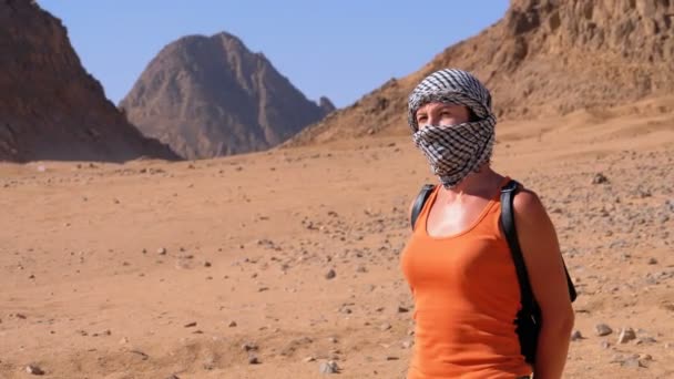 Donne in un copricapo arabo nel deserto d'Egitto . — Video Stock