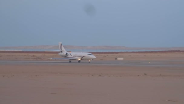 Jet samolot startów z pasa startowego w Egipcie. — Wideo stockowe
