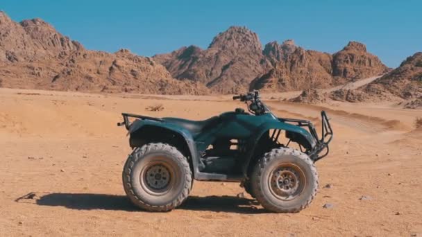 Quad bike en el desierto de Egipto — Vídeo de stock
