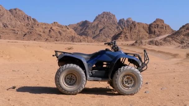 Квадроцикл в пустыне Египта — стоковое видео
