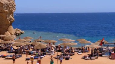 Kızıldeniz'de Mısır'da Şemsiye ve Şezlongile Bir Koy'da Rocky Beach.