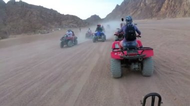 Kadın Mısır Çölü'nde Bir Quad Bike Biniyor. Hareket halindedinamik görünüm.