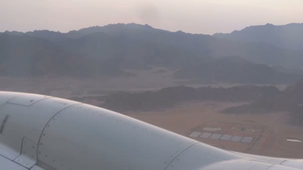 Vue de la fenêtre de l'avion à passagers pendant le décollage et l'accélération le long de la piste — Video