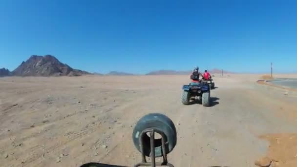 Montando um Quad no deserto do Egito. Vista em primeira pessoa. Passeios de bicicleta ATV. — Vídeo de Stock