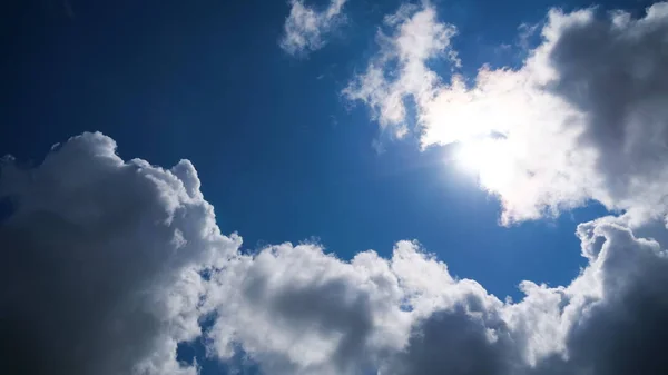 Bulutlar Mavi Gök 'te pürüzsüz hareket eder. Zaman Uygulaması