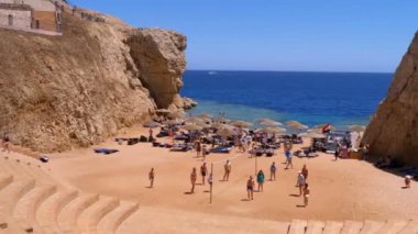 İnsanlar Relax, Play Voleybol ve Mısır'da Plajda Güneşlenme.