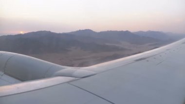 Kalkış sırasında yolcu uçağının penceresinden ve pist boyunca hızlanmadan görüntüle