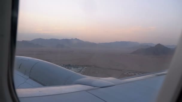 Vista desde la ventana del avión de pasajeros durante el despegue y la aceleración a lo largo de la pista — Vídeo de stock