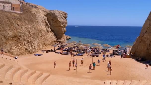Mensen ontspannen, volleyballen en zonnen op het strand in Egypte. — Stockvideo