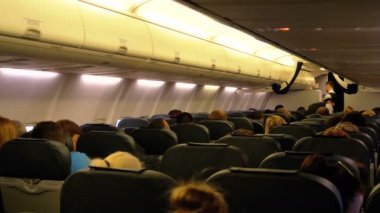 Gece Uçuş Sırasında Sandalyelerde Oturan Yolcu UçağıkabinI İçindeki Yolcular