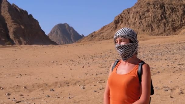 Girl in the Keffiyeh in Desert of Egypt. — Stock Video