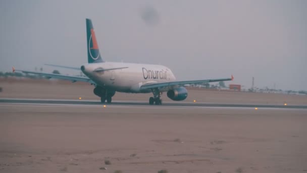 Passenger Aircraft Takes Off from Runway in Egypt. — Stock Video