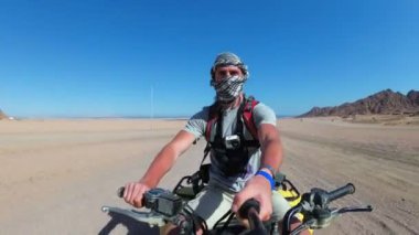 Adam Mısır Çölü'nde Bir Quad Bike Sürme ve Bir Eylem Kamera Kendini Çekim