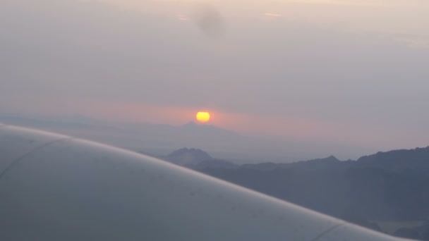 La vista desde la ventana de un avión de pasajeros al atardecer en el desierto de Egipto — Vídeo de stock