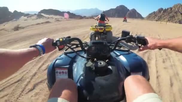 Riding a Quad in the Desert of Egypt. First-person view. Rides ATV bike. — Stock Video