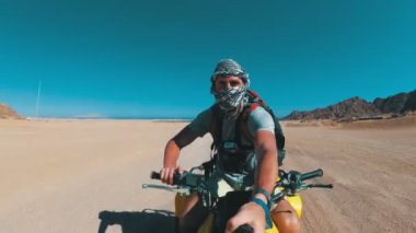 Adam Mısır Çölü'nde Bir Quad Bike Sürme ve Bir Eylem Kamera Kendini Çekim