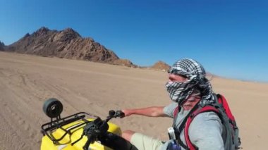 Adam Mısır Çölü'nde Bir Quad Bike Sürme ve Bir Eylem Kamera Kendini Çekim
