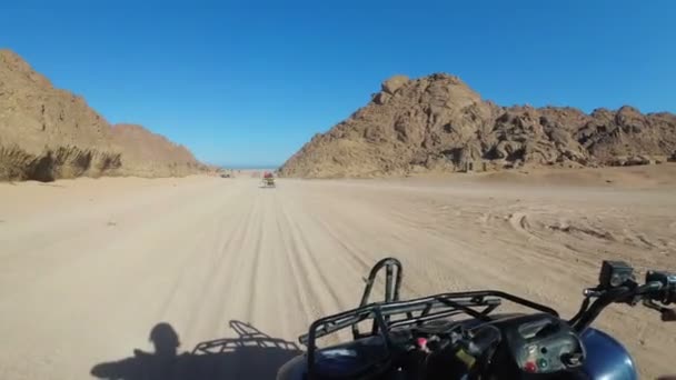 Riding a Quad in the Desert of Egypt. First-person view. Rides ATV bike. — Stock Video