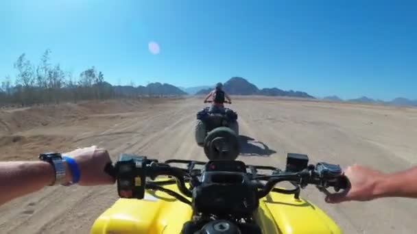 Négyes lovaglás Egyiptom sivatagában. Első személyű nézőpont. Utazások ATV kerékpár. — Stock videók