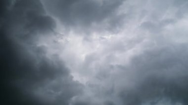Fırtına Bulutları Gökte Hareket Ediyor, Zaman Çizelgesi.