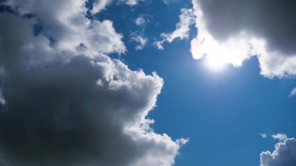 Nuvens se movem suavemente no céu azul. Prazo de validade — Vídeo de Stock