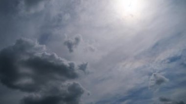 Fırtına Bulutları Gökte Hareket Ediyor, Zaman Çizelgesi.