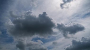 Bulutlar Mavi Gök 'te pürüzsüz hareket eder. Zaman Uygulaması