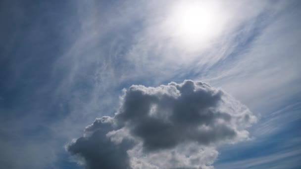 Nuvens se movem suavemente no céu azul. Prazo de validade — Vídeo de Stock