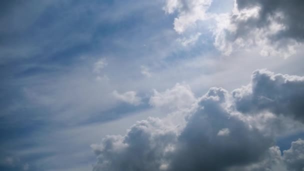 Molnen rör sig smidigt i den blå himlen. Timelapse — Stockvideo