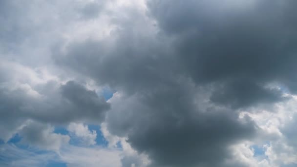 Gewitterwolken ziehen am Himmel auf, Zeitraffer. — Stockvideo