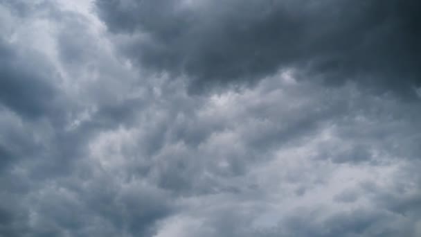 Gewitterwolken ziehen am Himmel auf, Zeitraffer. — Stockvideo