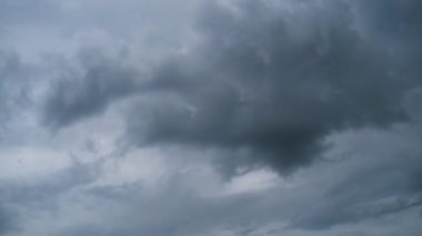 Fırtına Bulutları Gökte Hareket Ediyor, Zaman Çizelgesi.