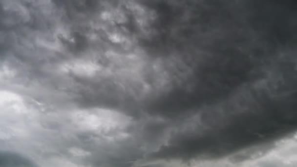 Nuvole di tempesta si stanno muovendo in cielo, Timelapse. — Video Stock