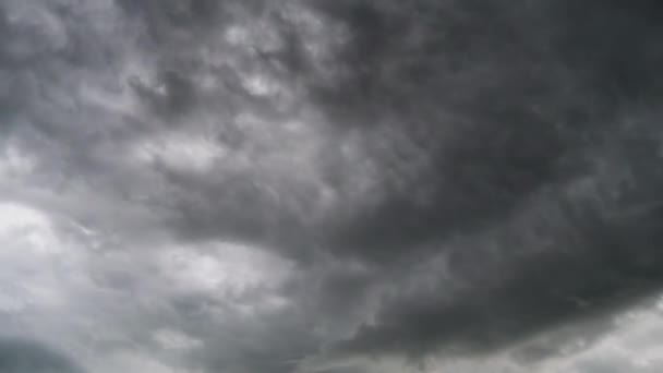 Nuages de tempête se déplacent dans le ciel, Timelapse.