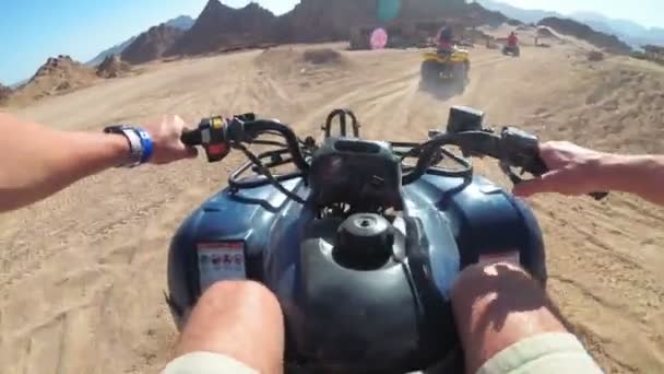 Négyes lovaglás Egyiptom sivatagában. Első személyű nézőpont. Utazások ATV kerékpár. — Stock videók