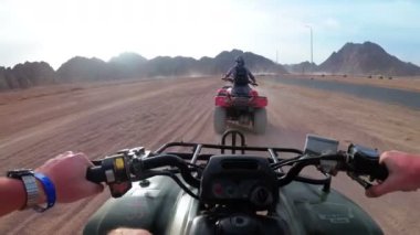 Mısır Çölü'nde Dört Bisikletsürme. Birinci şahıs görünümü. Atv bisiklet sürmek.
