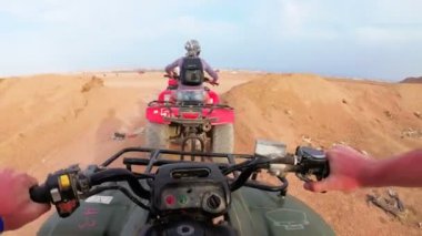 Mısır Çölü 'nde bir avluya binmek. Birinci şahıs görüşü. ATV bisikleti sürüyor.