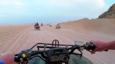 Mısır Çölü 'nde bir avluya binmek. Birinci şahıs görüşü. ATV bisikleti sürüyor.